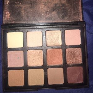 MORPHE NUDES EYESHADOW PALLET